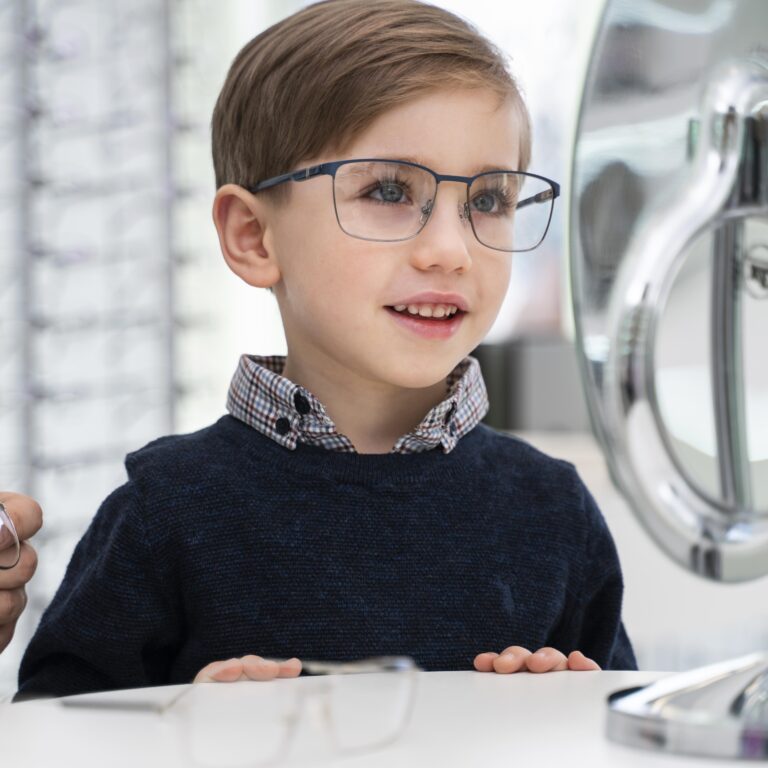 nino-tienda-probandose-gafas