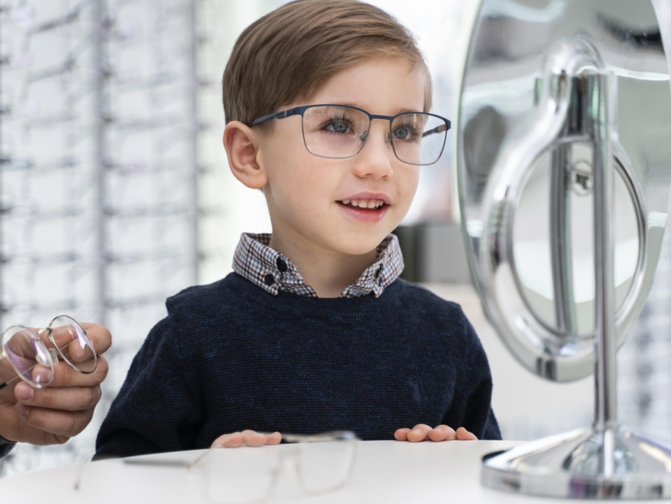 nino-tienda-probandose-gafas